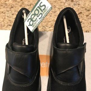 New Womens AETREX shoes - Size 8 Wide